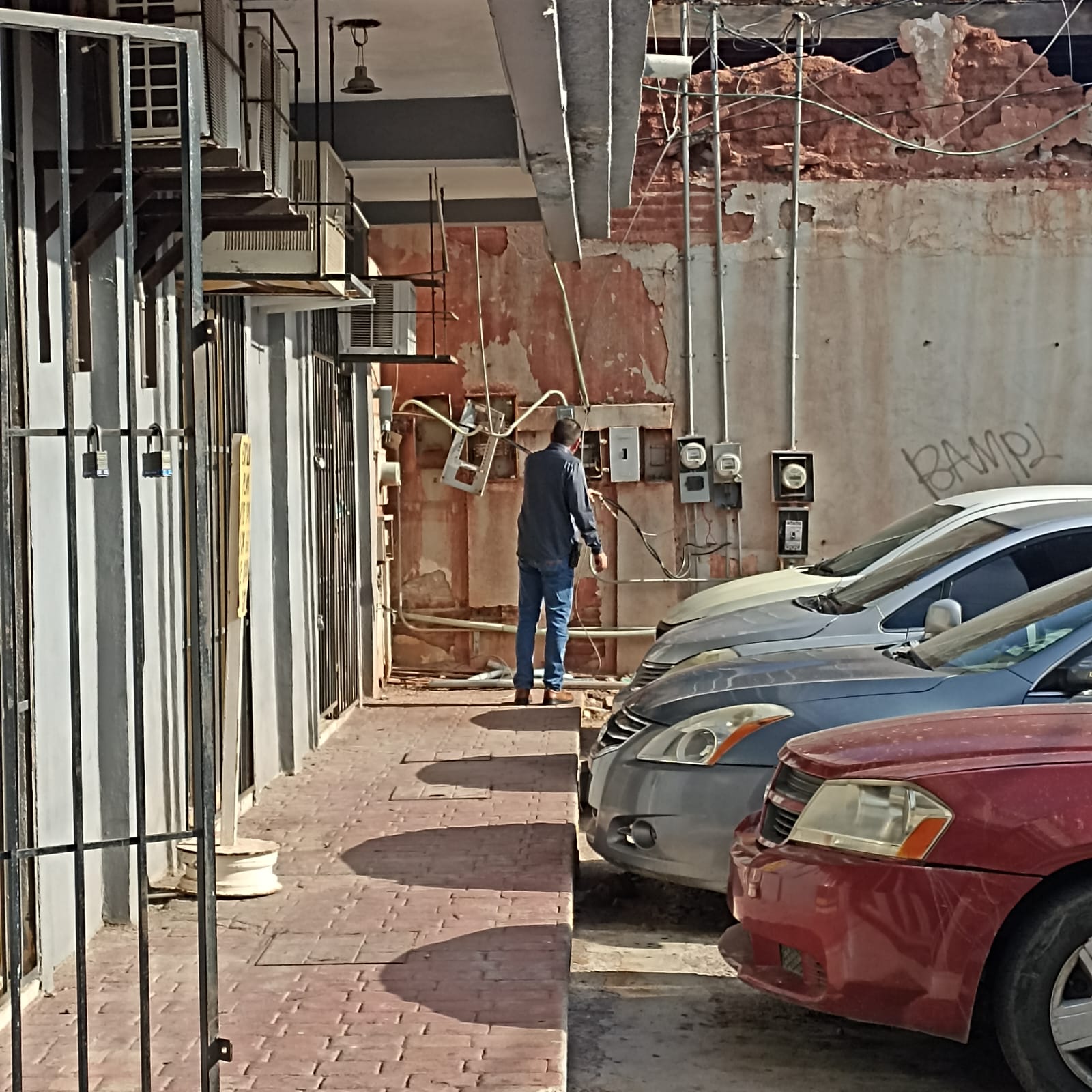 Roban cableado en edificio Sonora