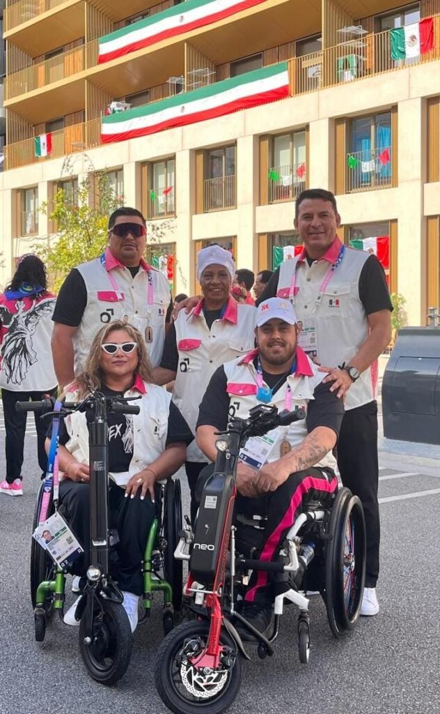 Los paratletas sonorenseses Edgar Fuentes y Leticia Ochoa con sus entrenadores Efran Minjarez y Francisca Dorticos al lado del jefe de mision de Mexico Juan Pedro Toledo en los JPP Paris 2024