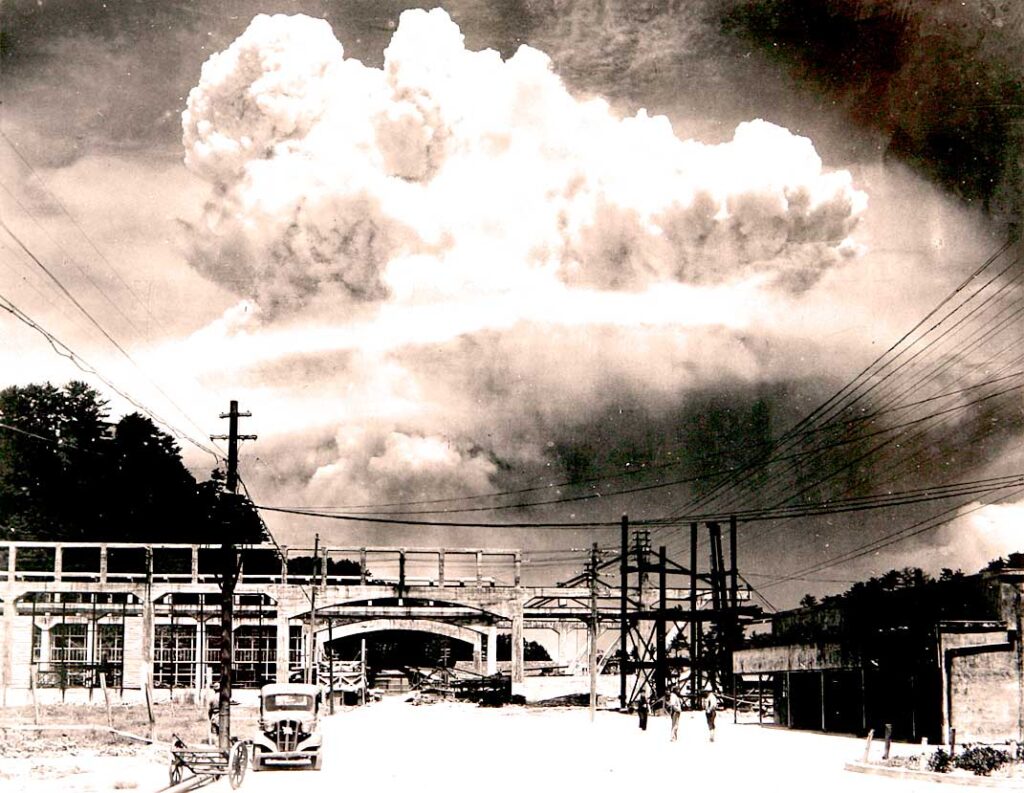 Nagasaki August 9 1945 resize 15178563