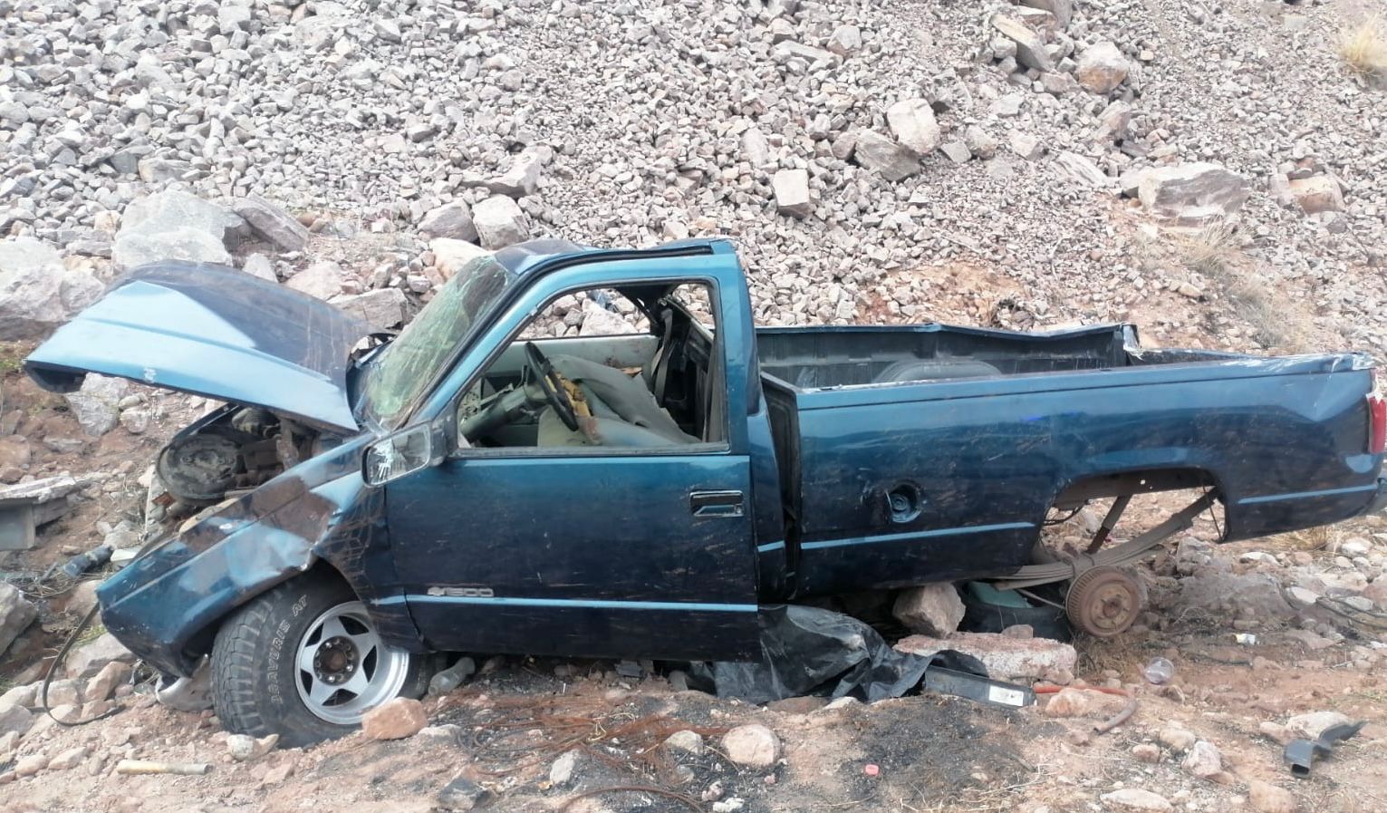 Cae vehículo a barranco