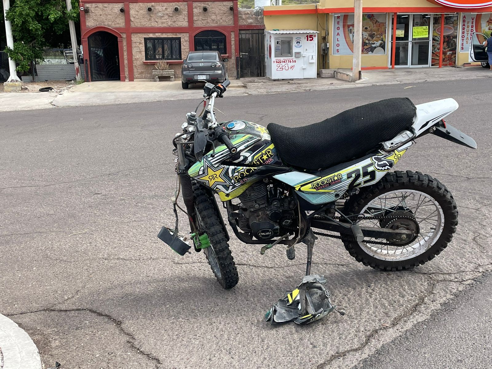 Resultan motociclistas ilesos