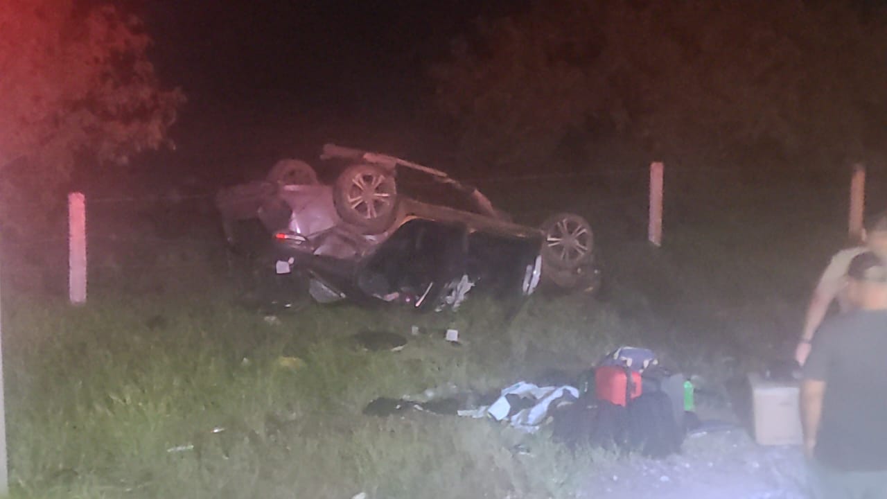 Conductor sobrevive a aparatoso volcamiento