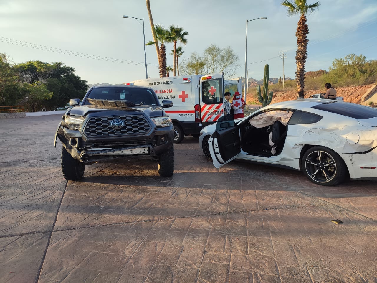 Resultan jóvenes lesionados en choque en San Carlos