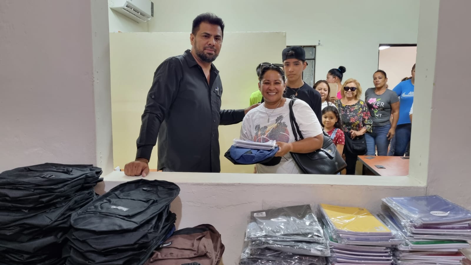 Entrega diputado Sebastián Orduño útiles escolares