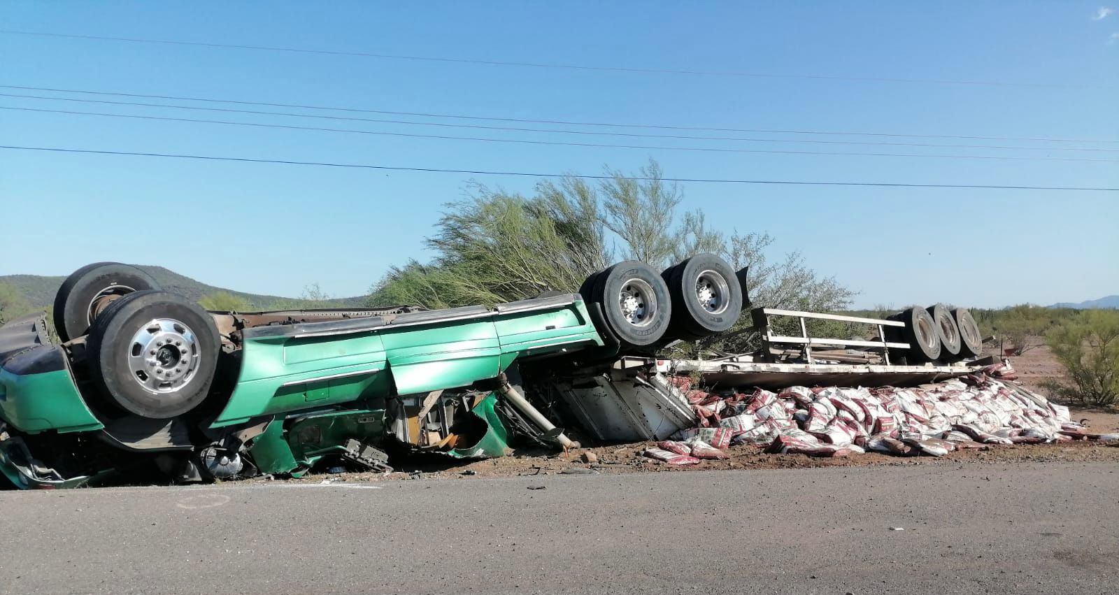 Dos heridos en volcamiento de tráiler
