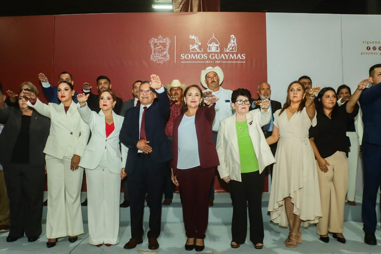 Rinde Karla Córdova protesta como Alcaldesa Reelecta