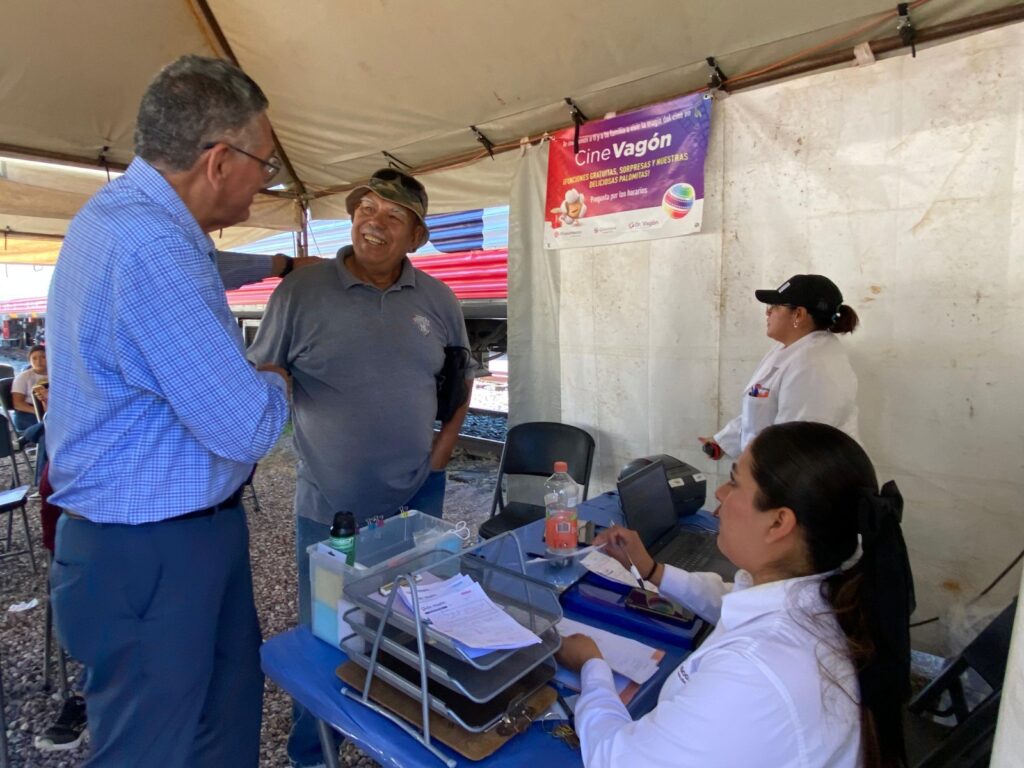 24 septiembre alcalde saluyda gente al vagon doctor