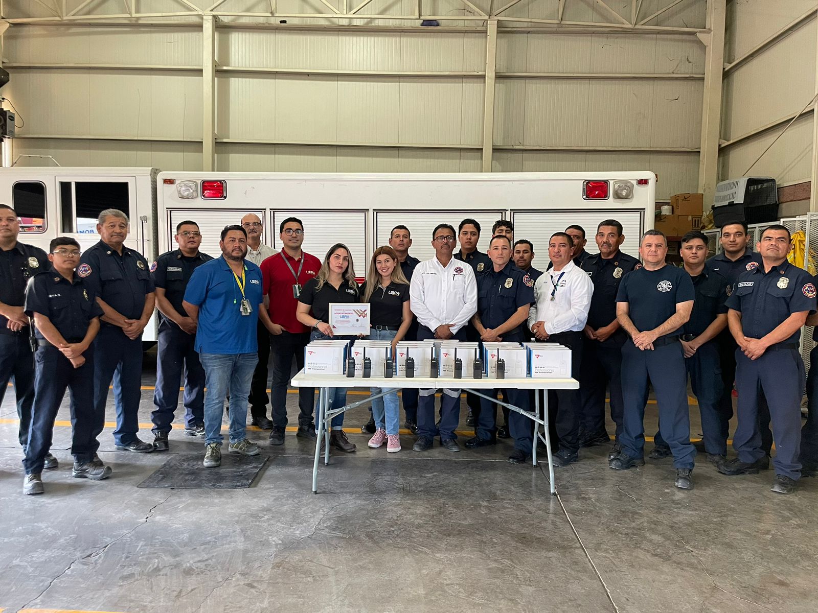 Reciben Bomberos equipo de radio comunicación