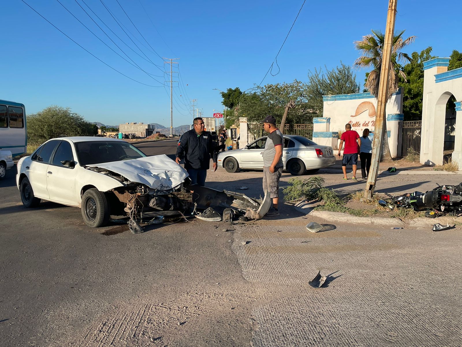 Fuerte choque de automóvil y motociclista