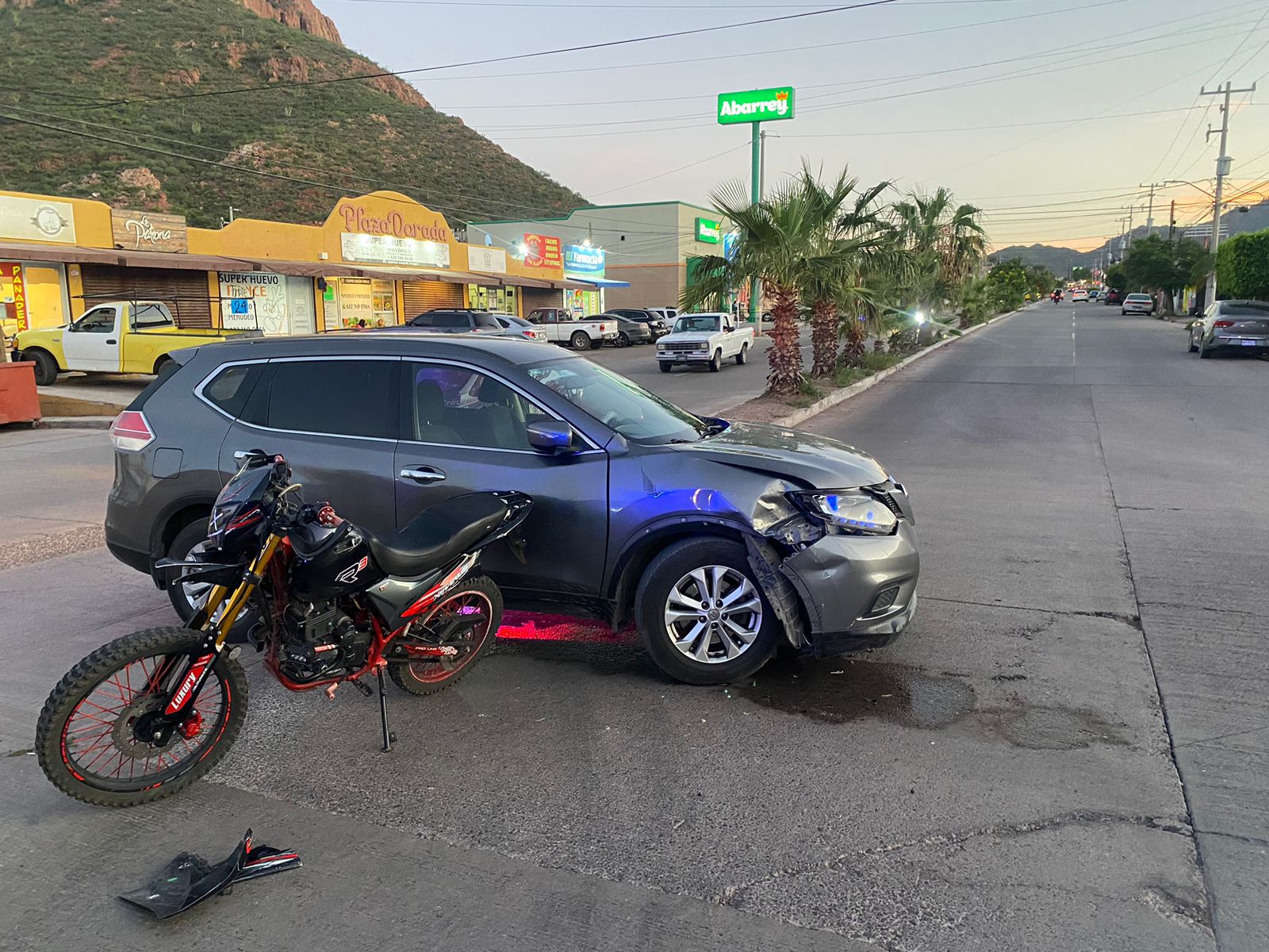 Choca vehículo a motocicleta