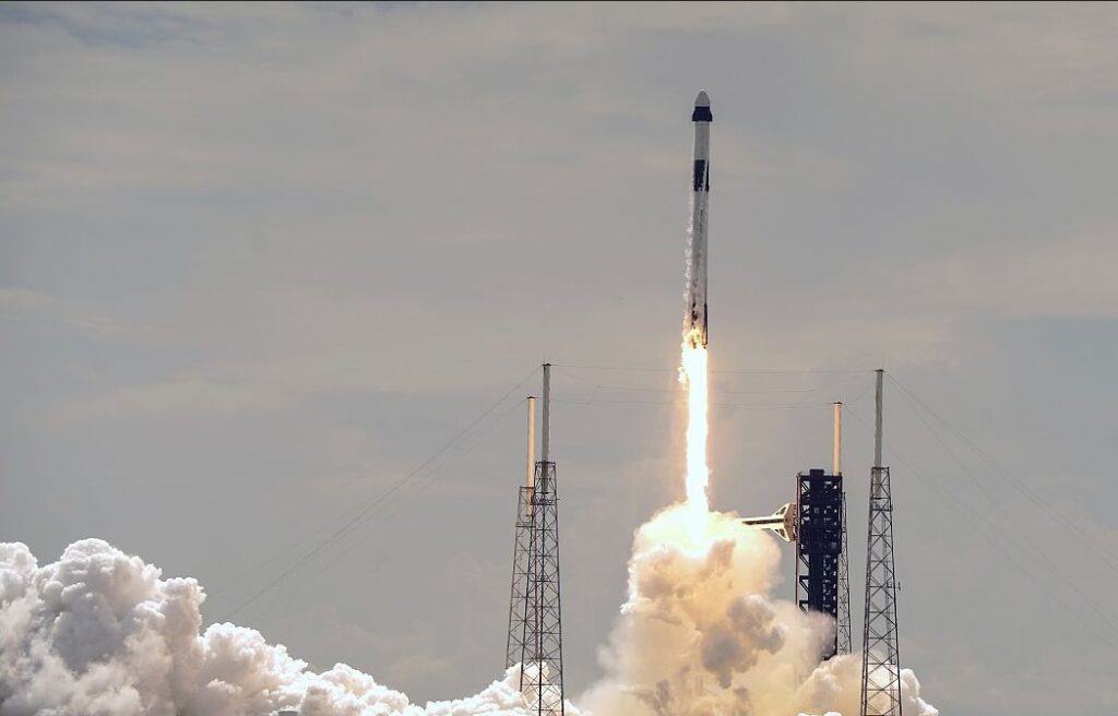 SpaceX ha lanzado recientemente una misión de rescate para traer de vuelta a dos astronautas 1 Mision space x