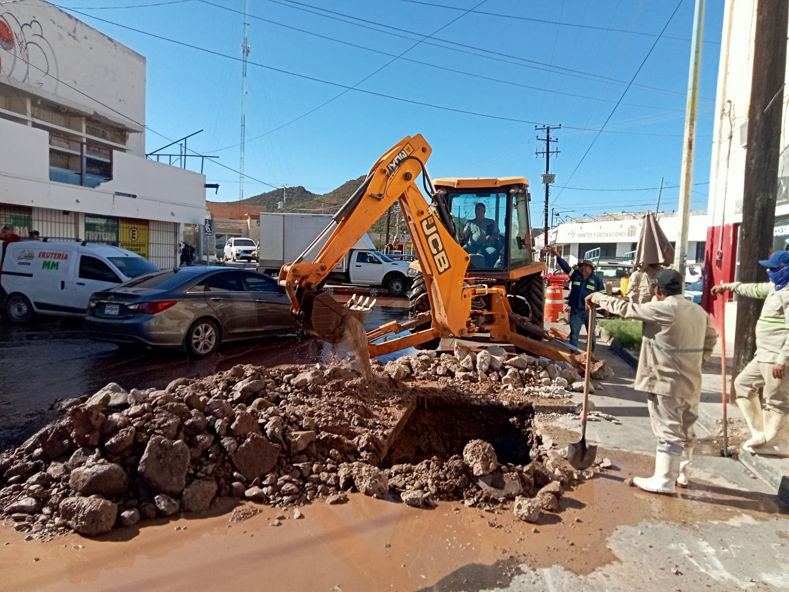 CEA atiende mega fuga de agua