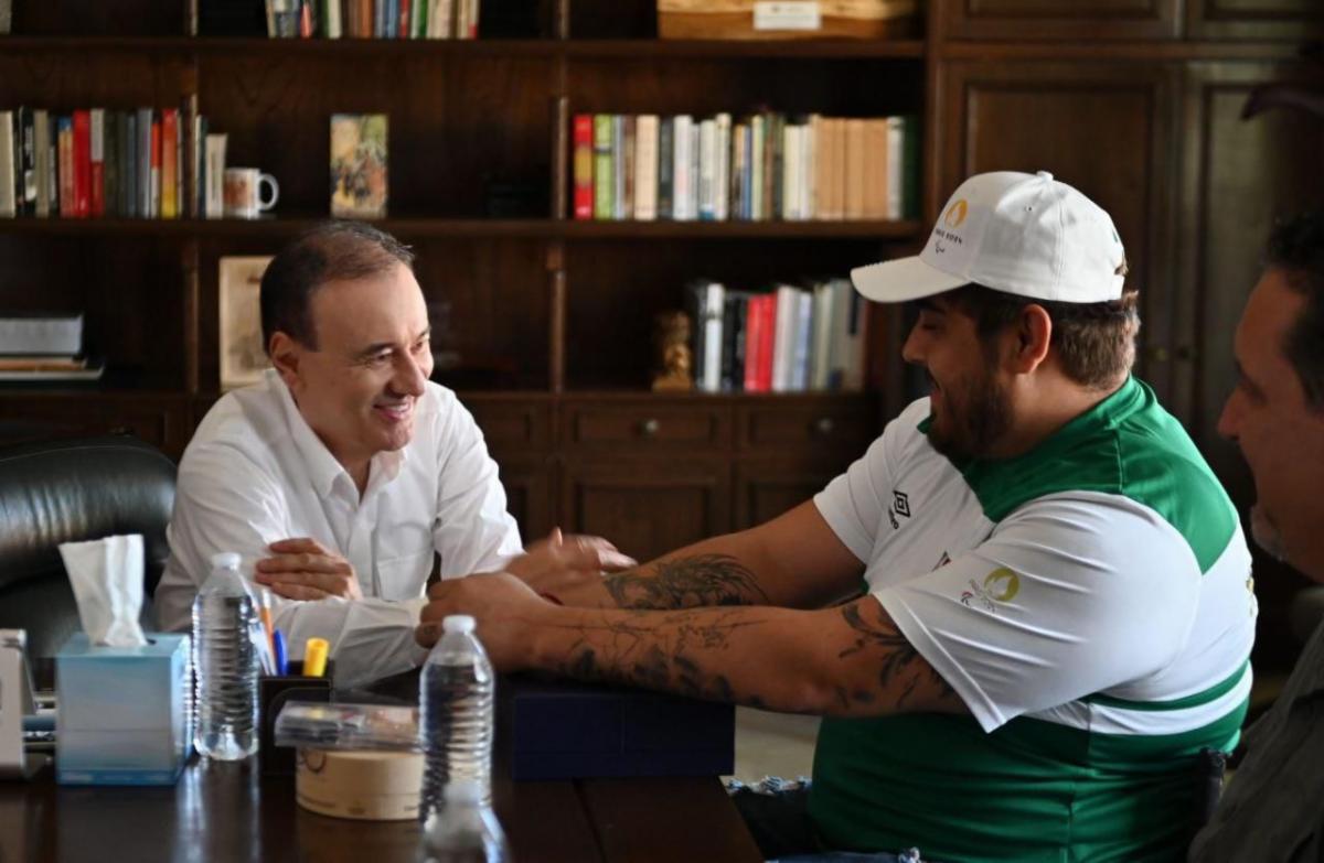 Entrega Gobernador Durazo estímulo económico a Edgar Fuentes, medallista en Juegos Paralímpicos París 2024