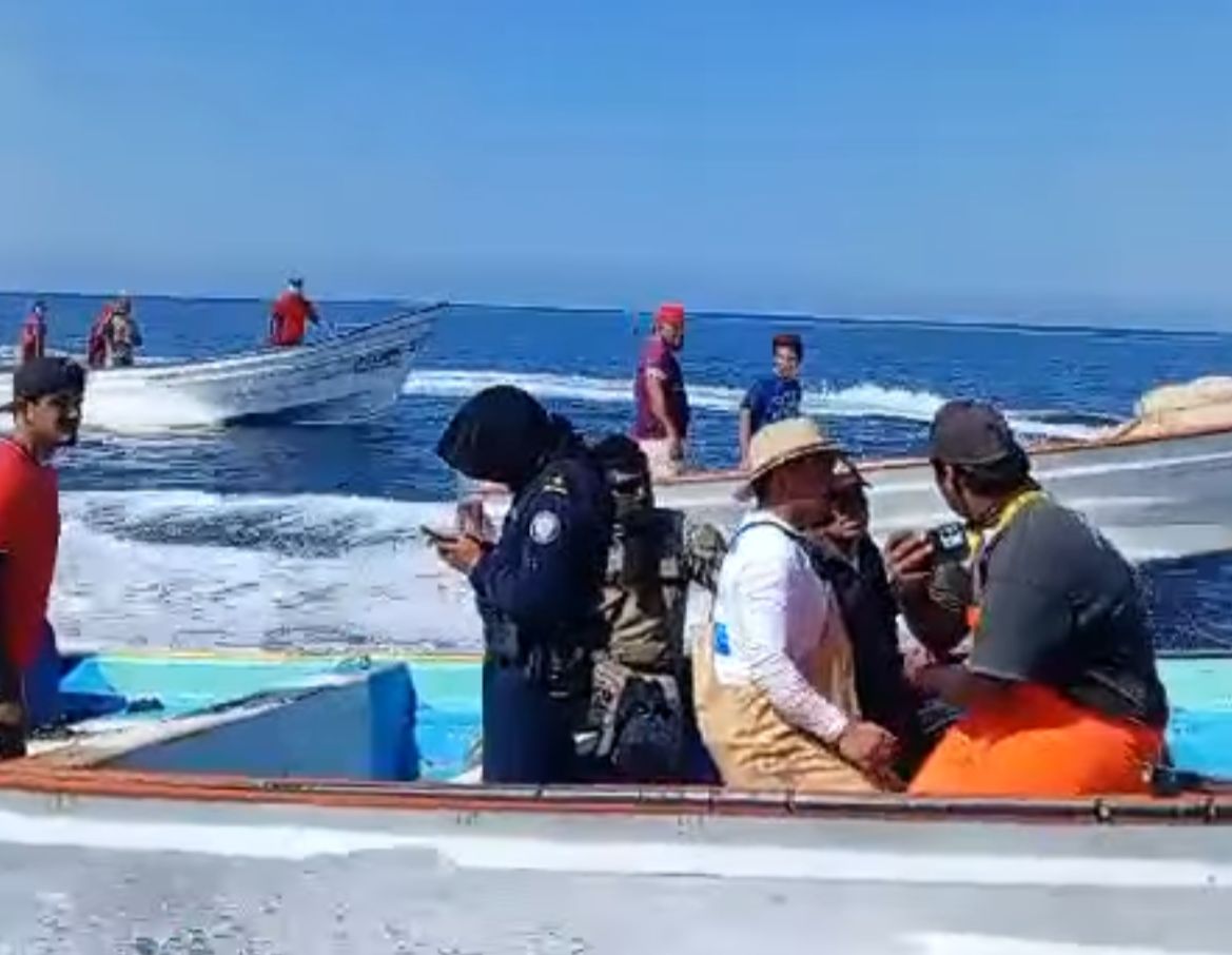 Protagonizan pescadores ribereños y autoridades zipizape en altamar
