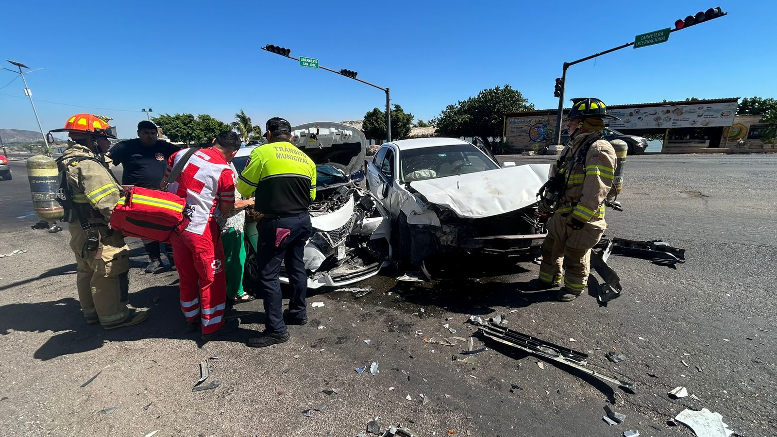 Resultan mujer y joven lesionados en fuerte choque