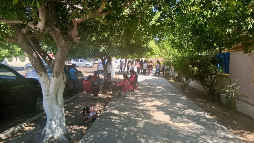 7 octubre maestras esperan fuera de escuela por bloqueo