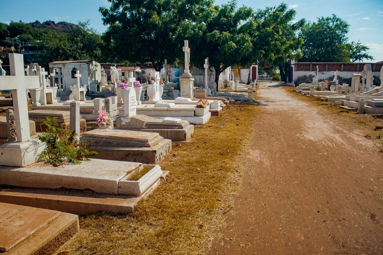 Listos panteones para el Día de Muertos; se retiran 105 toneladas de basura