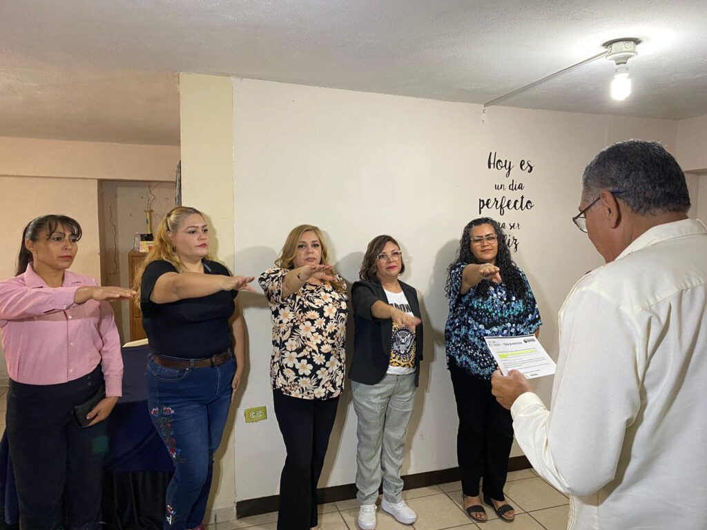 9 octubre toman protesta a comite de obra del dif municipal