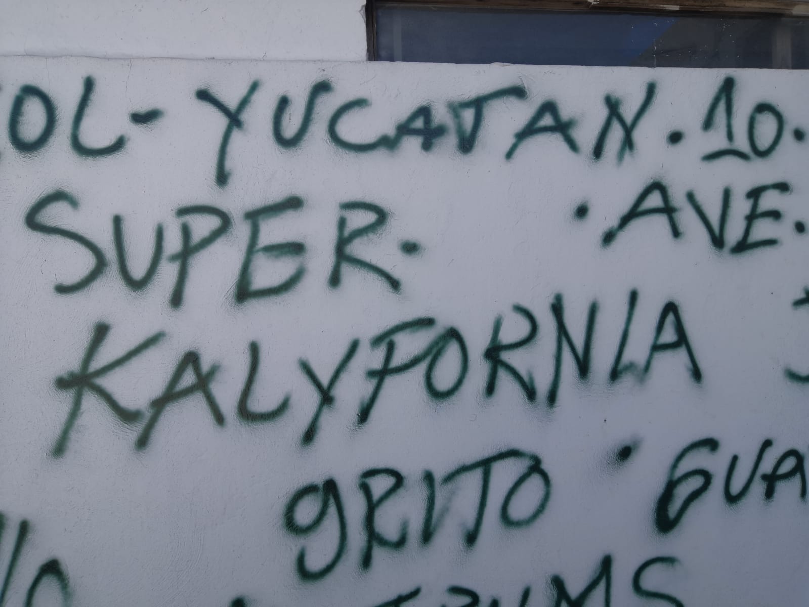 Vandalizan edificio del PRI