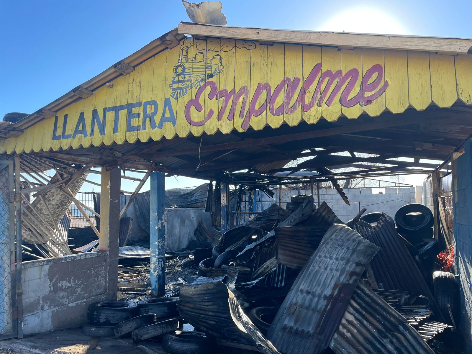 Se incendia “Llantera” en abandono en Empalme