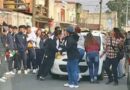 Buscan a mujer que atropelló a estudiantes durante desfile en Chalco