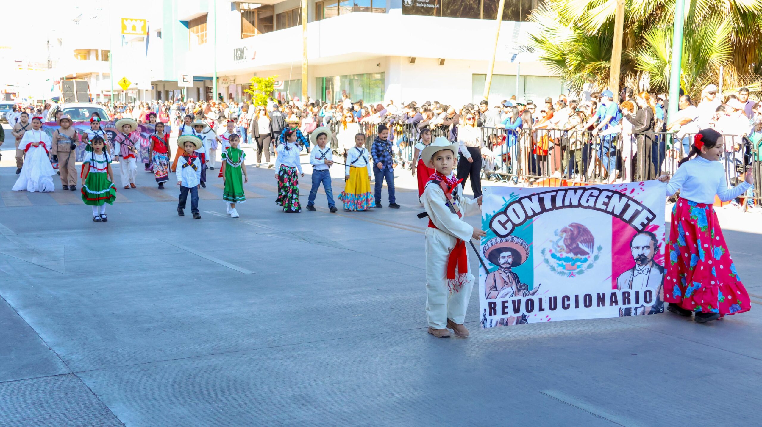 Un éxito Desfile de la Revolución Mexicana en Guaymas