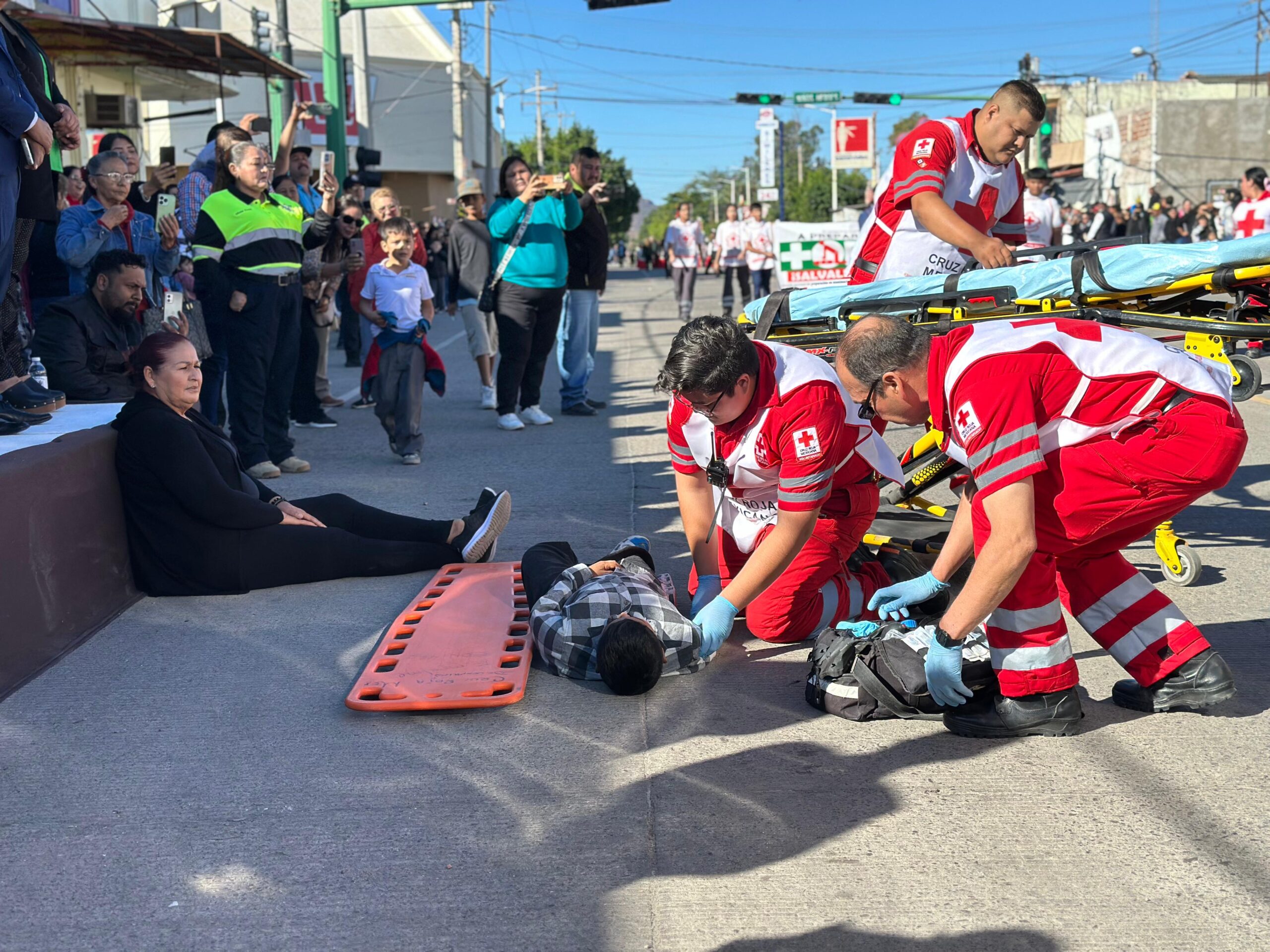 Muestra Cruz Roja trabajo de paramédicos en desfile revolucionario