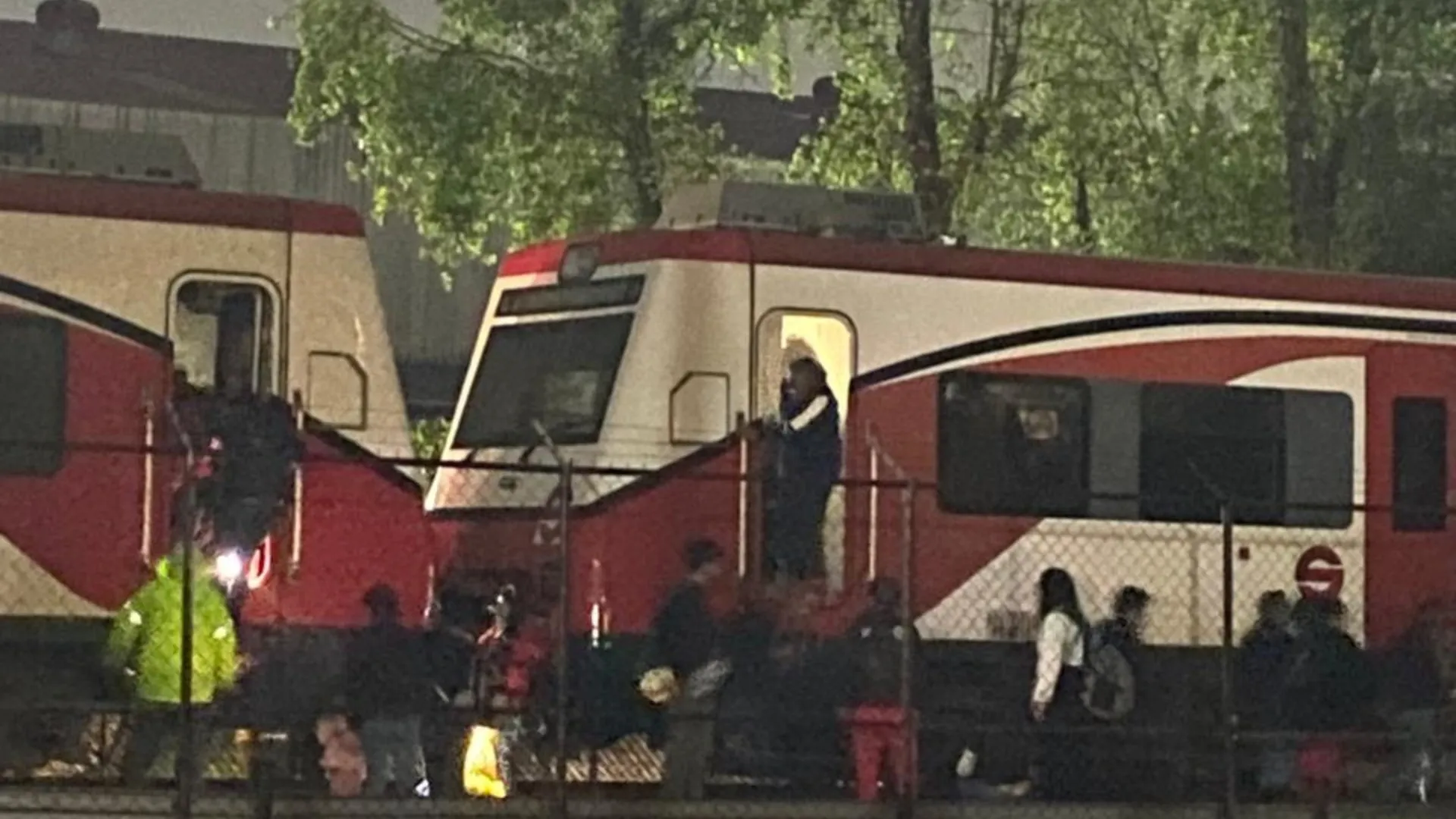 Por corto circuito, suspenden servicio en Tren Suburbano