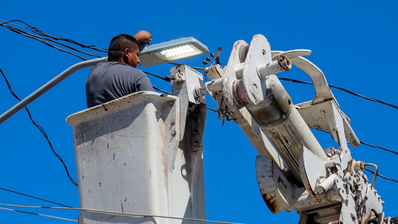Se avanza en reparación de luminarias en la ciudad