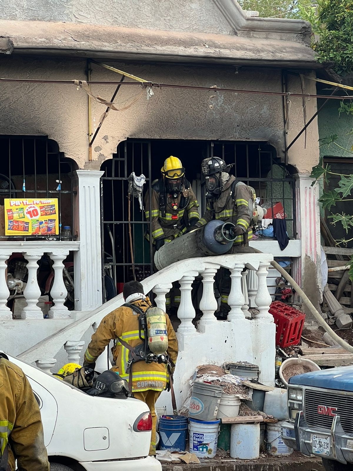 Evitan Bomberos explosión de cilindros de gas