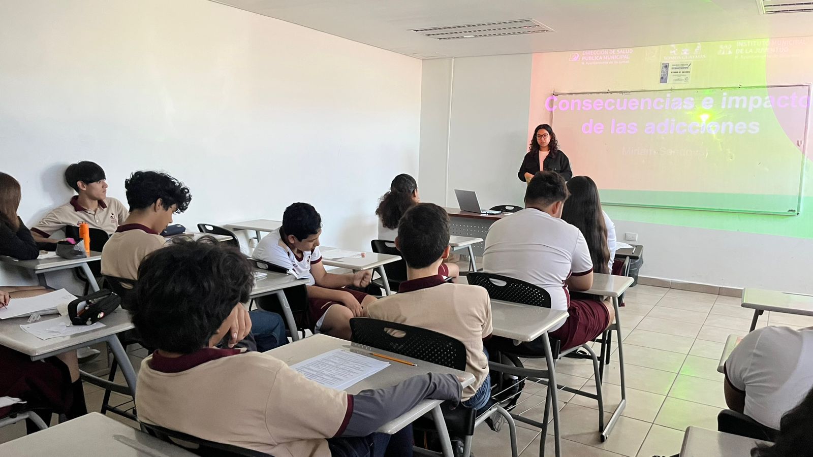 Orientan a estudiantes de preparatorias