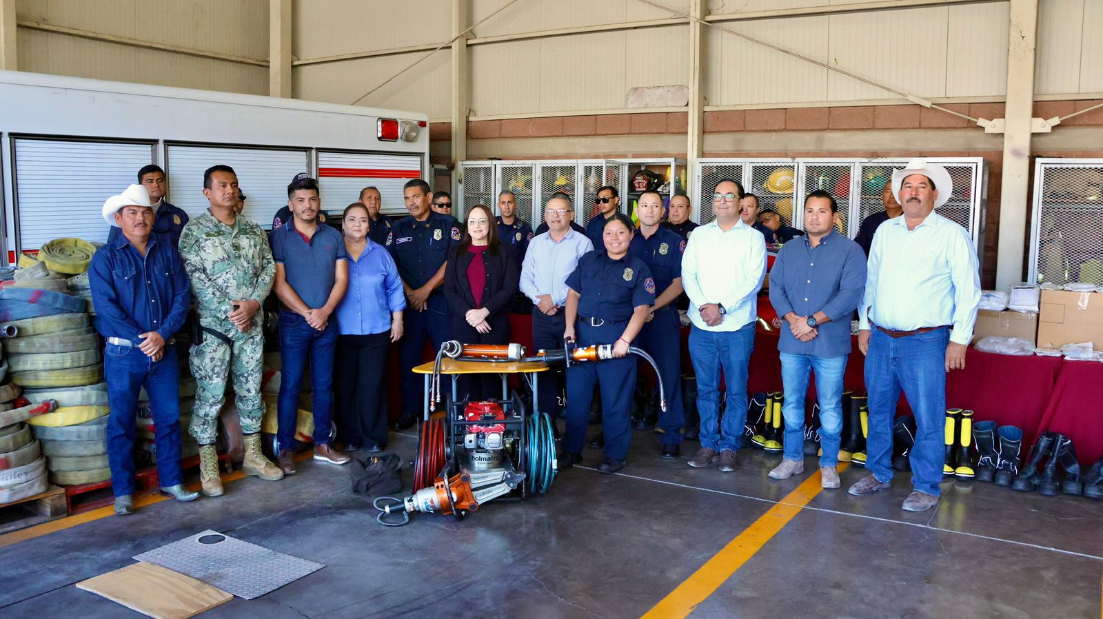 Gestiona alcaldesa Karla Córdova equipo para Bomberos en Meza, Arizona