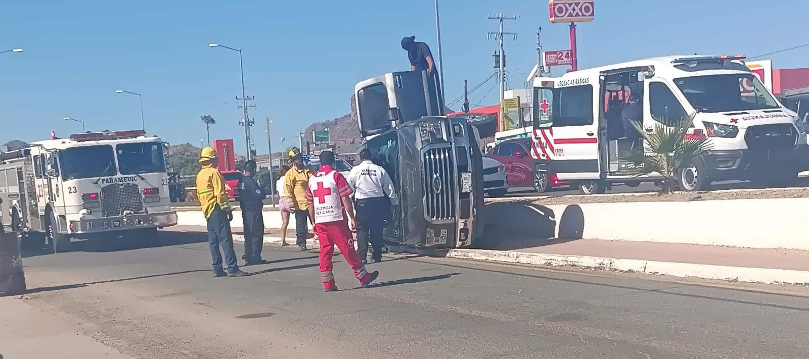 Resultan cuatro personas lesionadas en volcadura