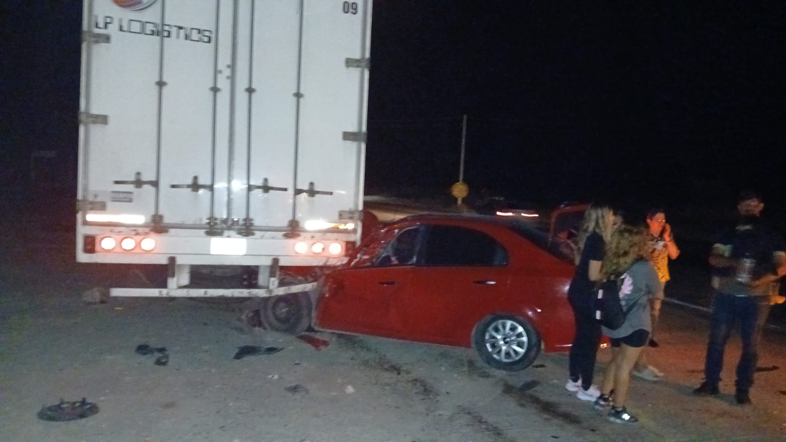 Se impacta auto contra “Tórton”; dos heridos graves