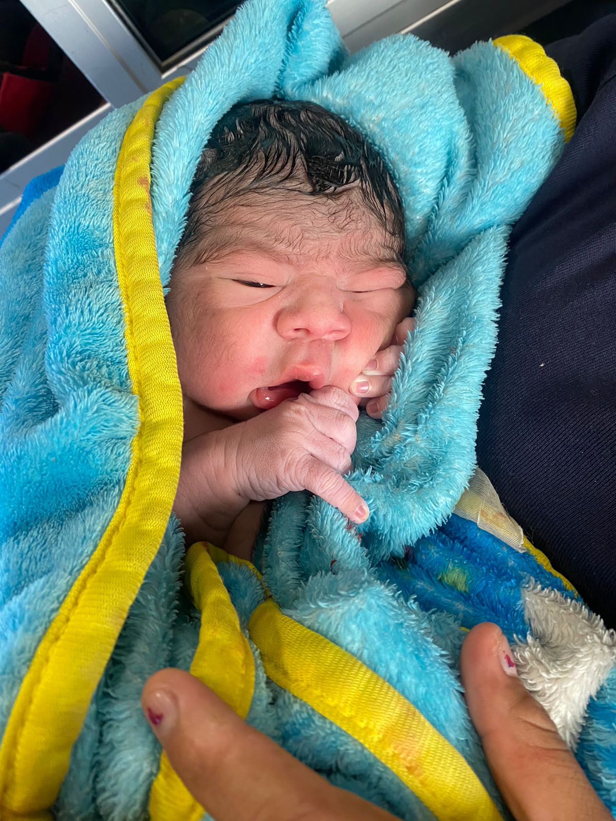 Nace Bebé en sanitarios de Caseta de Cobro