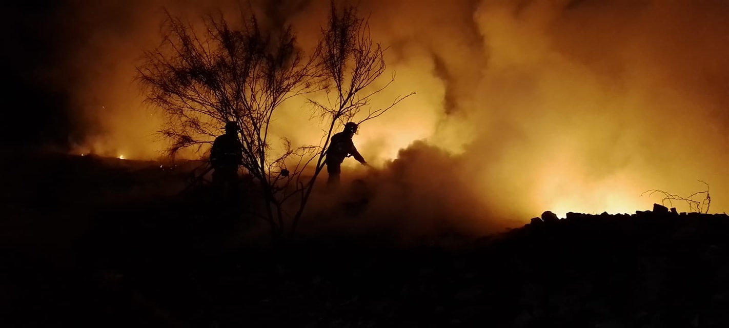 Controlan Bomberos incendio de lote de llantas