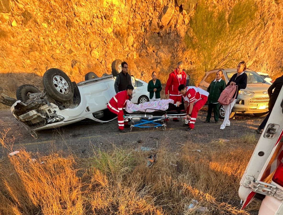 Se lesiona mujer en volcadura
