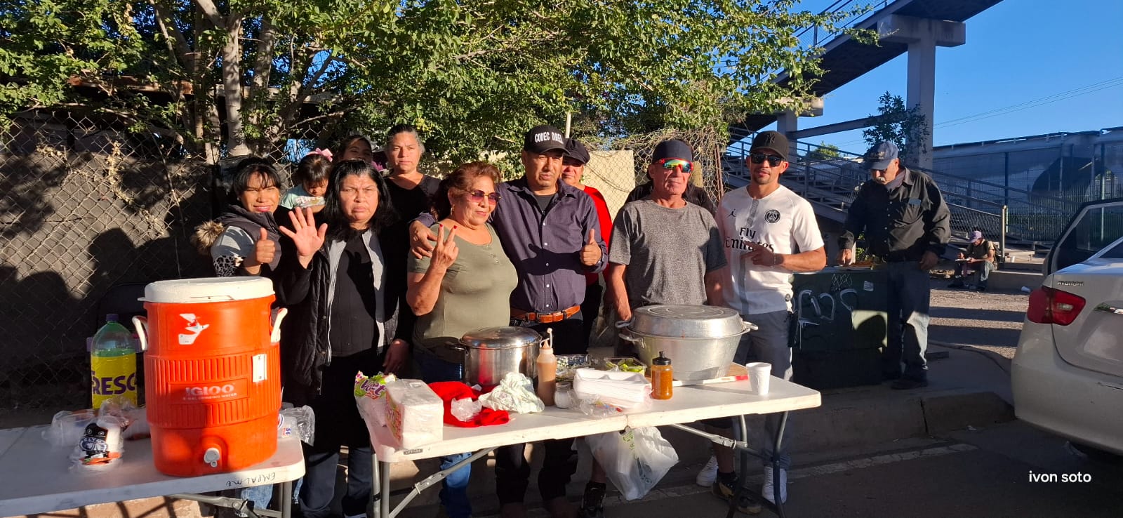 Brinda CODEC.D.D.E.C. alimento caliente a indigentes y migrantes; regala juguetes a niños