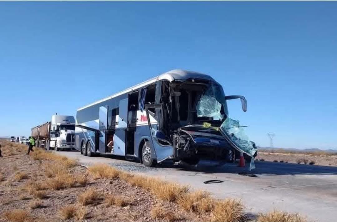 Choca autobús contra tráiler