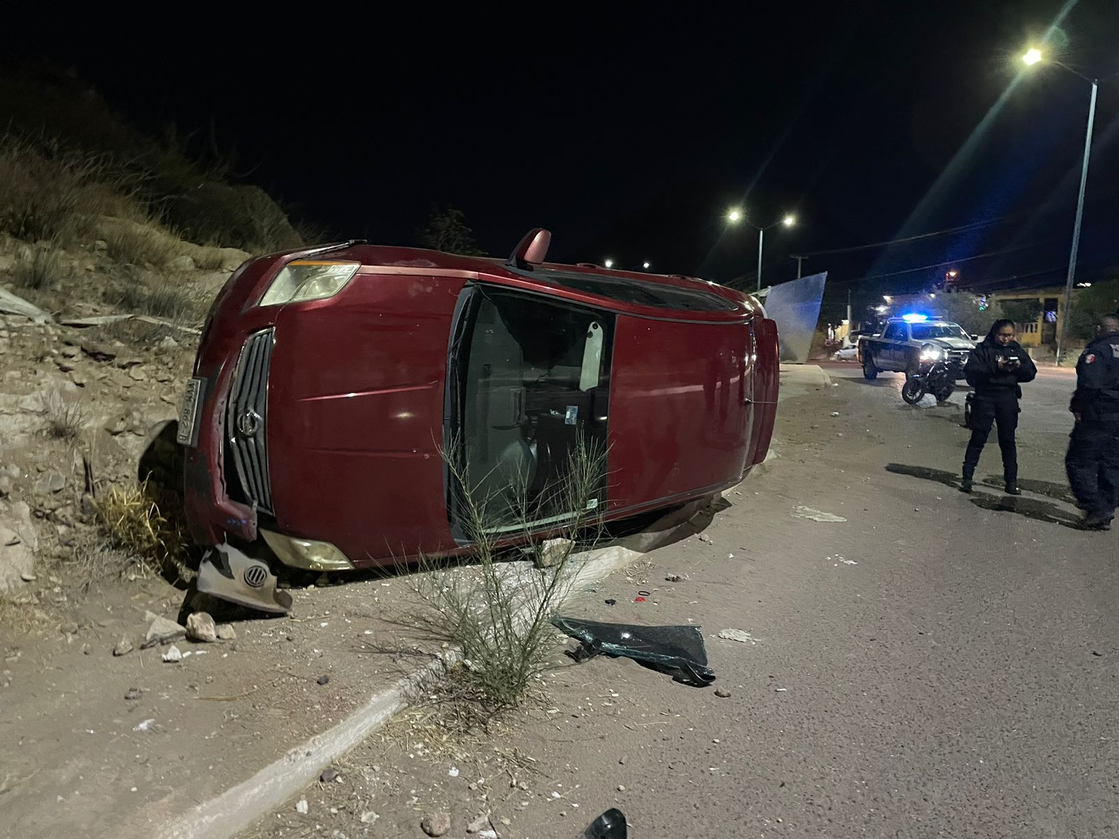 Vuelca automóvil; su conductora sufrió golpes leves