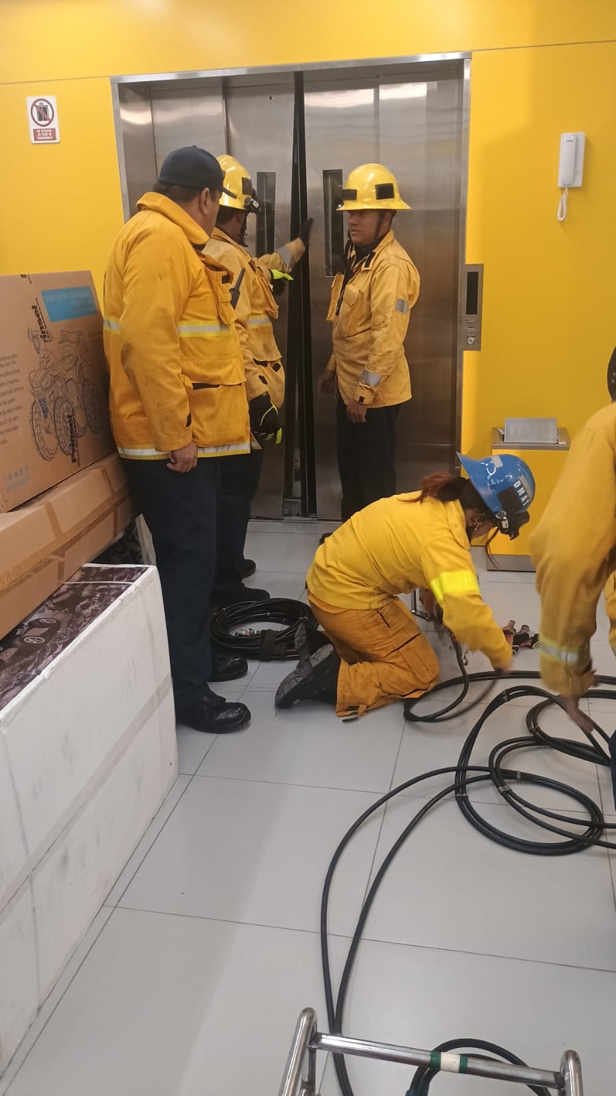 Rescatan a personas atrapadas en el elevador