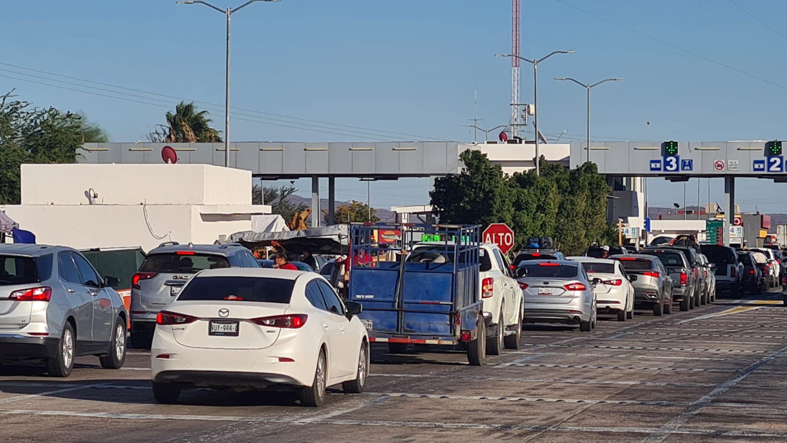 Aumenta tráfico por llegada de “paisanos” en caseta de cobro