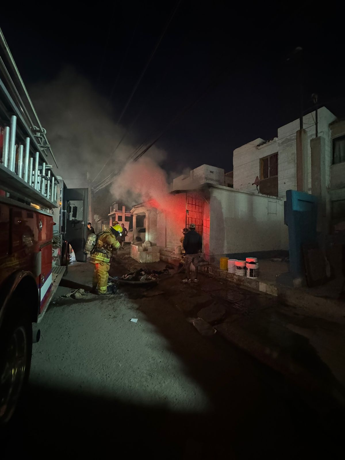 Rescatan Bomberos a hombre tras incendio de vivienda