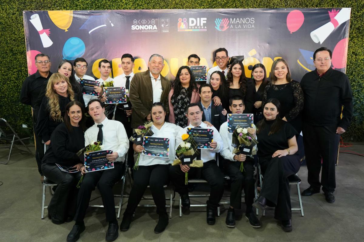 Jóvenes del centro “Manos a la Vida” celebran su graduación e ingresan al ámbito laboral