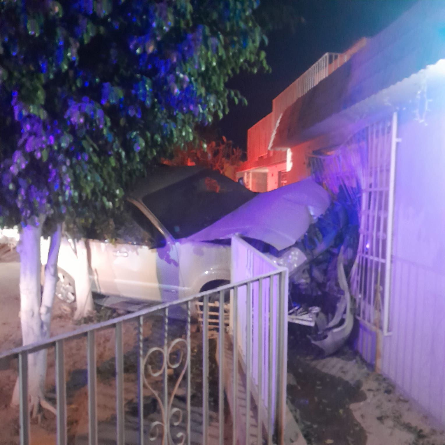 Impacta camioneta contra vivienda conductora punible