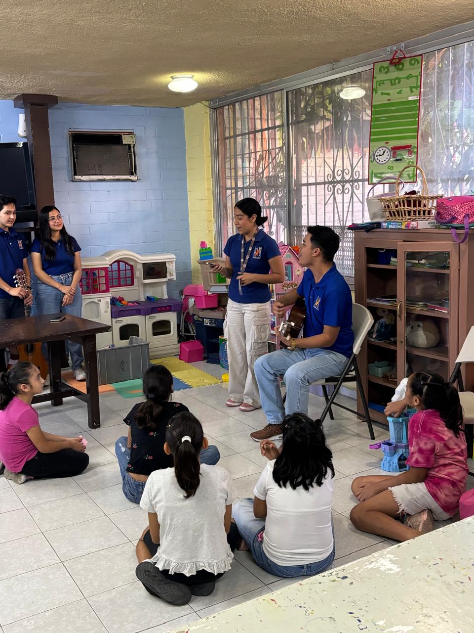 Estudiantes normalistas apoyan a niñas de casa hogar con servicio comunitario