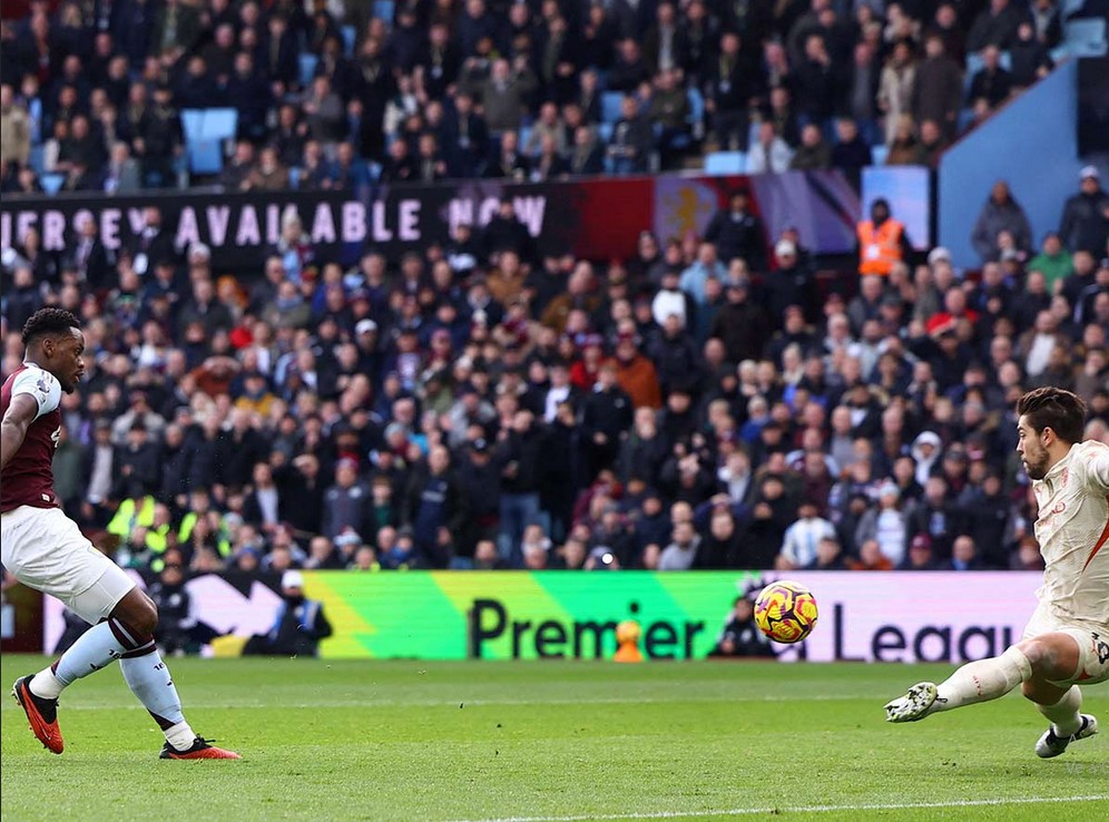 Astion Villa vence al Manchester City