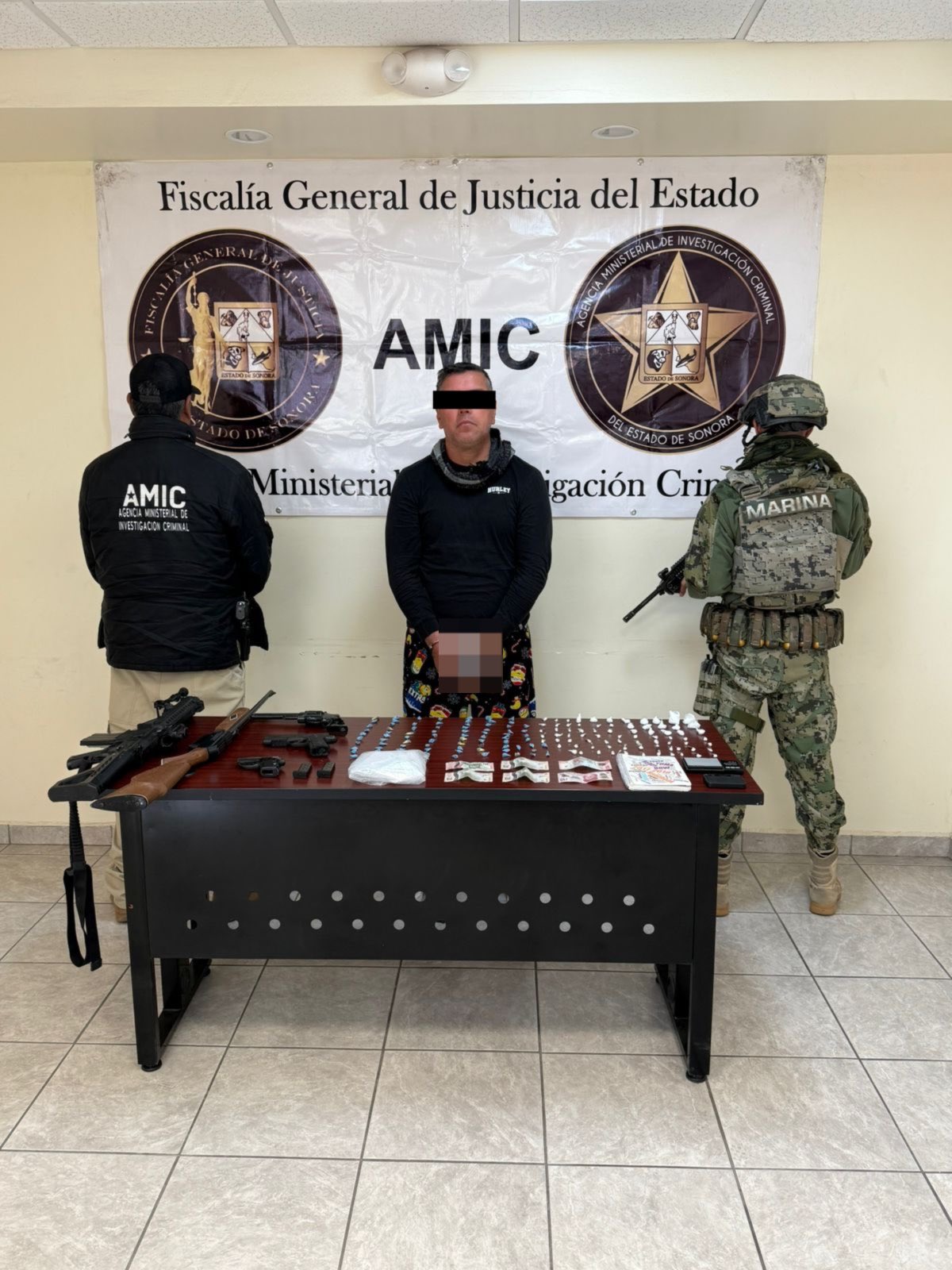 Operativo conjunto AMIC y SEMAR asegura a persona con droga y armas en San Luis Río Colorado