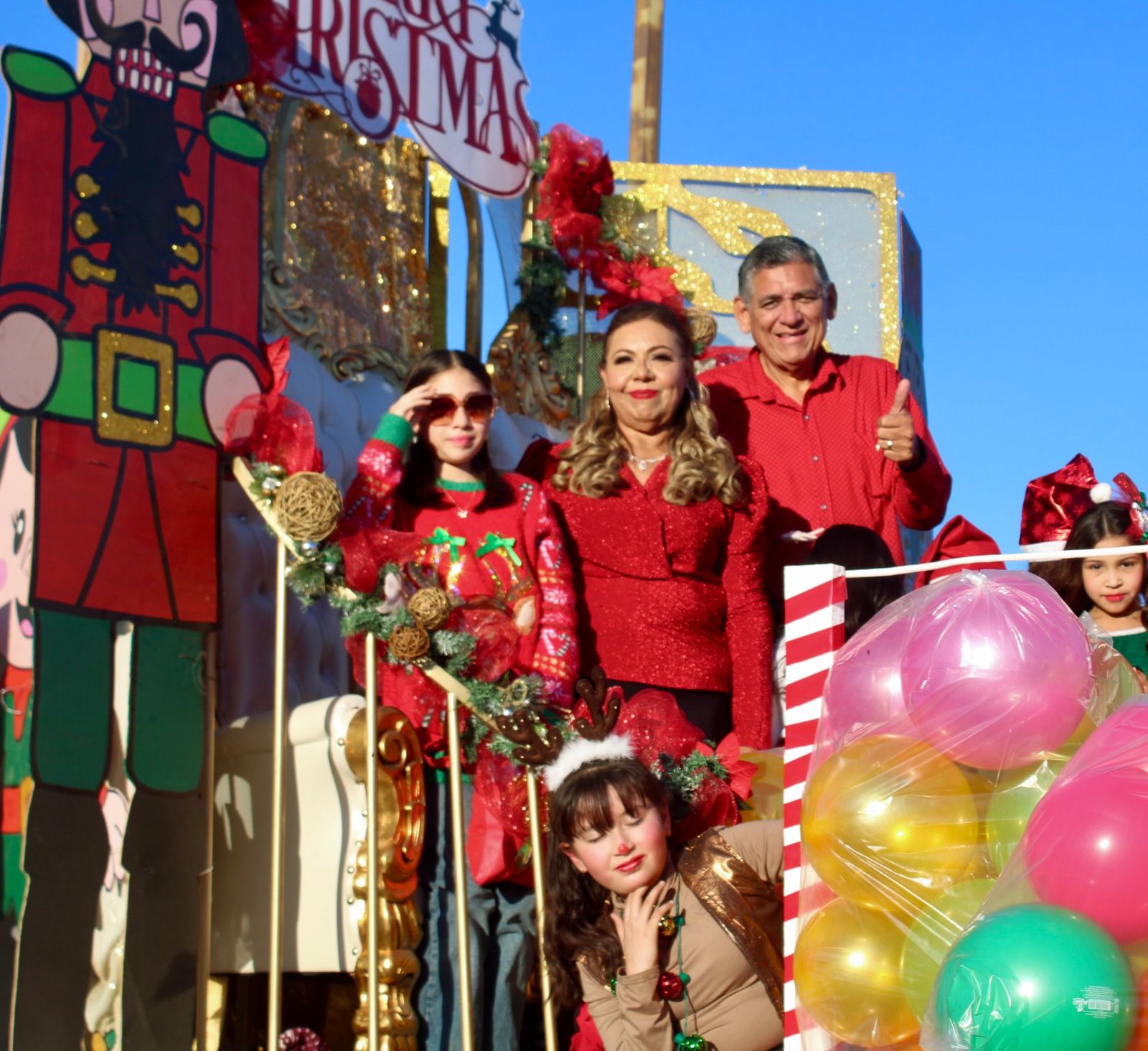 Encabezan Xóchitl Mejía y el alcalde Luis Fuentes el desfile, encendido de árbol y festival navideño en Empalme