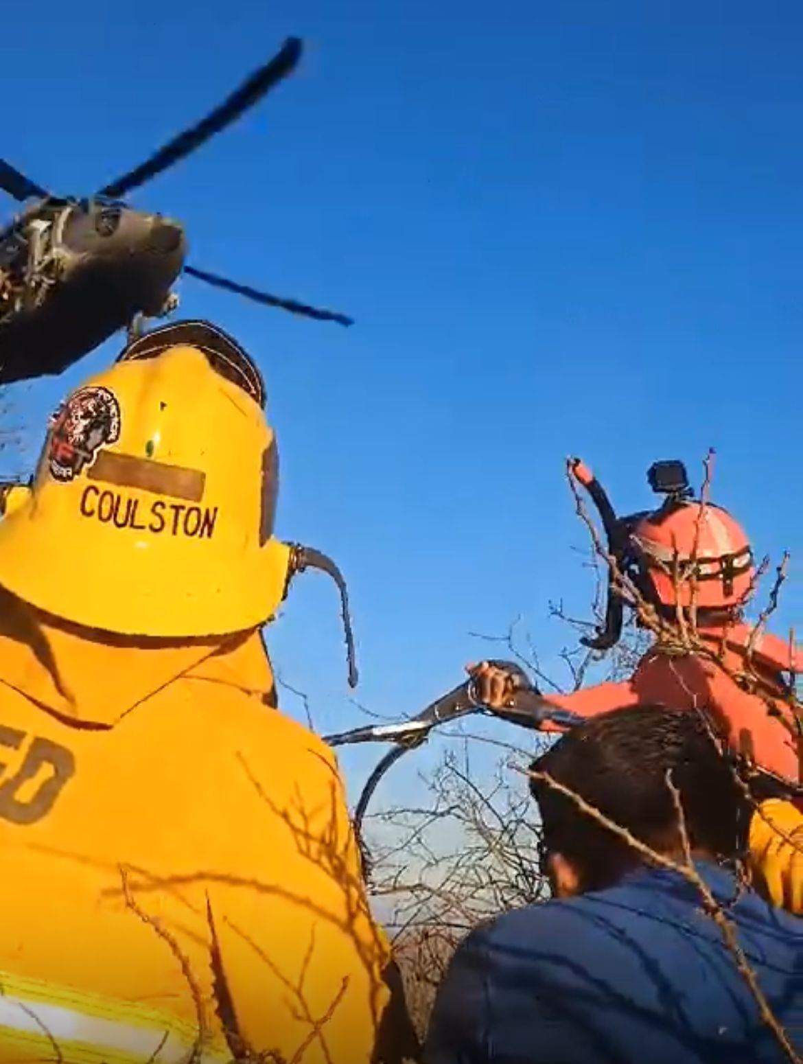 Rescatan a mujer de cerro en helicóptero